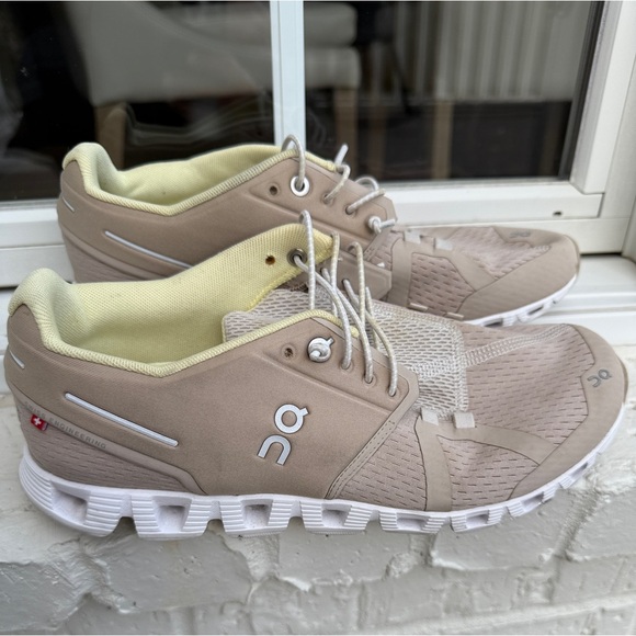 On Cloud 5 women’s tennis shoe. light weight, slip on. - Picture 4 of 6